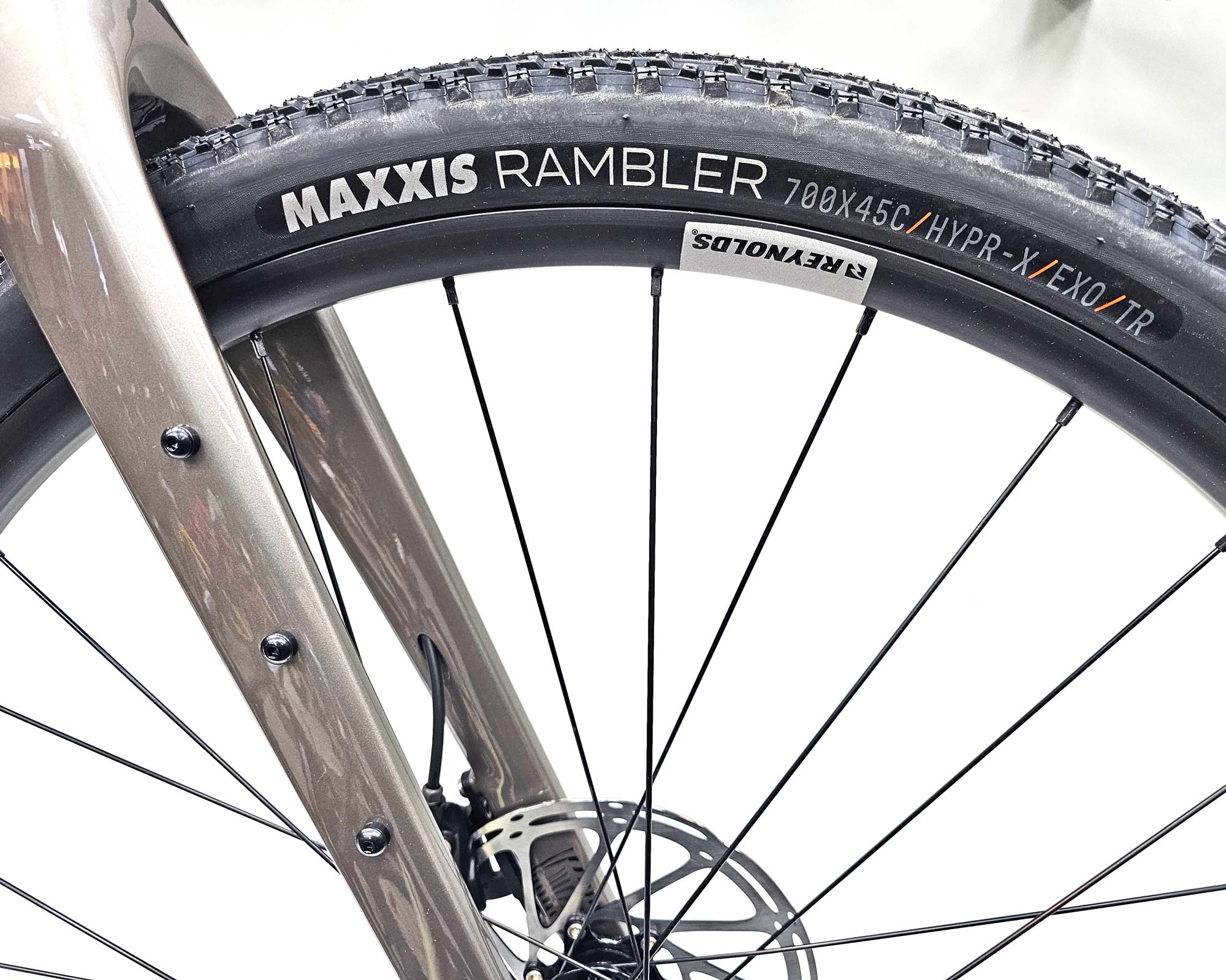 Шини Maxxis Rambler та вилка